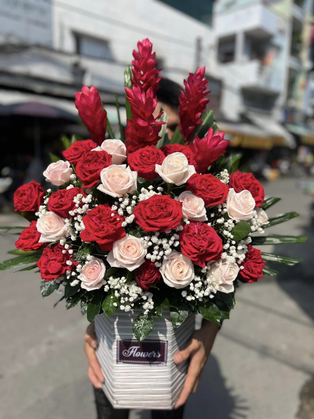 Bó hoa tươi tặng người yêu tại shop hoa Xã Tân Hiệp Hóc Môn