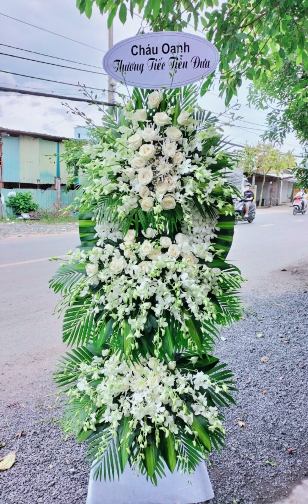 kệ hoa viếng sang trọng tại tiệm hoa Phường 4 Quận 10