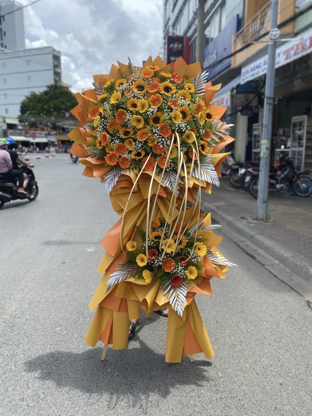 Kệ hoa chúc mừng đẹp tại shop hoa Xã An Phú Củ Chi