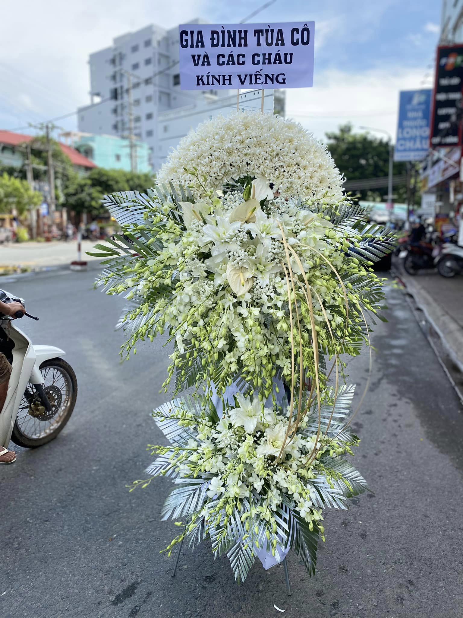 kệ hoa viếng tại shop hoa tươi Tân Châu