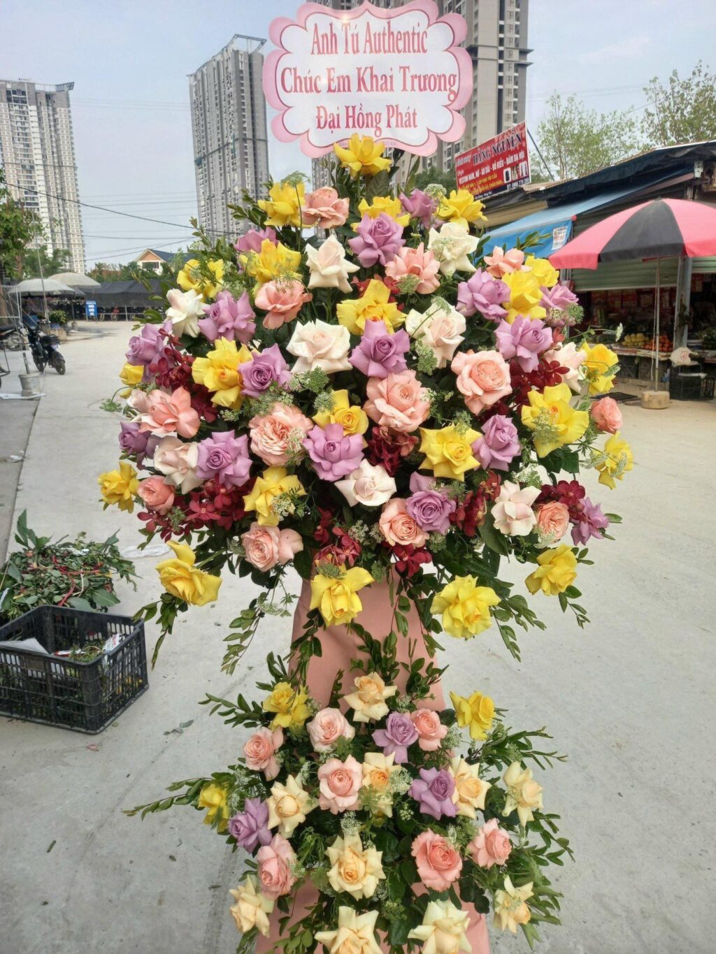 Kệ hoa chúc mừng tại cửa hàng hoa Phường 13 Quận Bình Thạnh